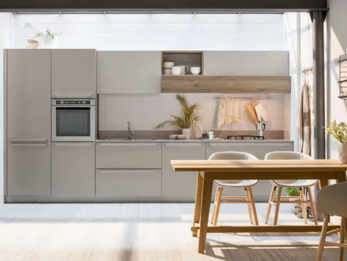 Cucina Moderna Start Time lineare in finitura Graffiato scuro e Play Rovere scuro di Veneta Cucine