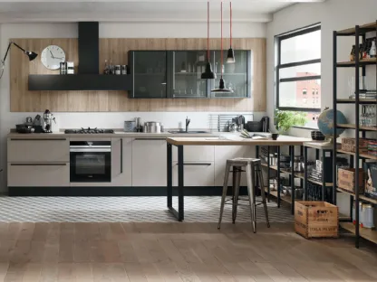 Cucina Moderna Start Time lineare in finitura Graffiato scuro e Play Rovere scuro con pensili in vetro brunito di Veneta Cucine