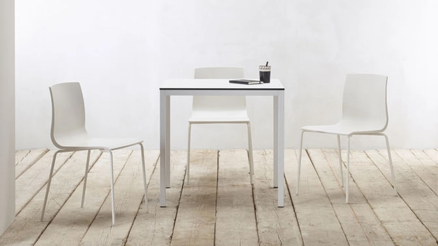 Sedia per esterno in tecnopolimero con gambe in tubo di acciaio Alice di Scab Design