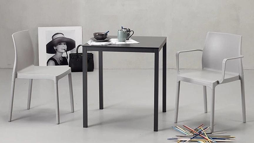 Sedia per esterno impilabile con o senza braccioli Chloé Trend mon amour di Scab Design