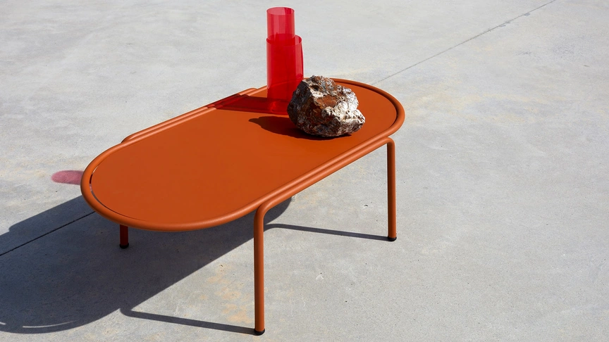 Tavolino ovale in metallo verniciato Dress Code di Scab Design