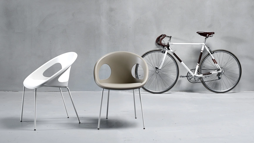 Sedia da esterno in tecnopolimero riciclabile con 4 gambe in tondino di acciaio Drop di Scab Design