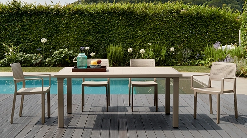 Sedia per outdoor in plastica con o senza braccioli Emi di Scab Design