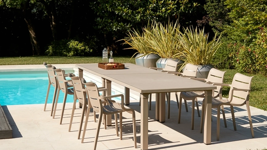 Tavolo in tecnopolimero con piano a effetto doghe Ercole di Scab Design