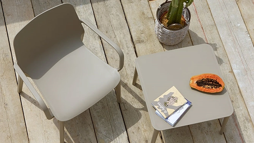 Sedia lounge impilabile Ginevra di Scab Design