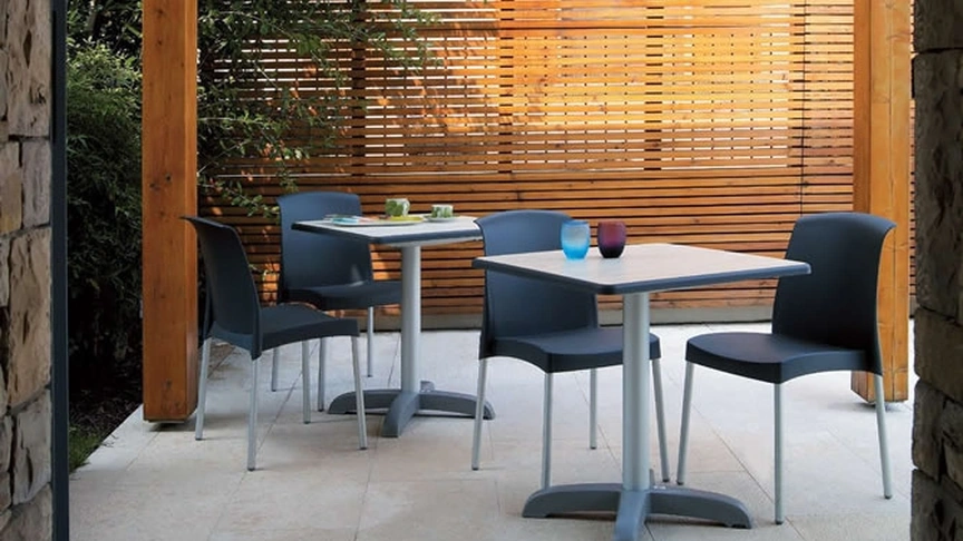 Sedia per esterno impilabile con gambe in alluminio Jenny di Scab Design