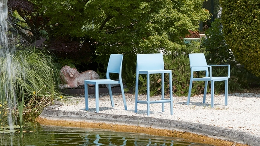 Sedia da giardino con o senza braccioli e sgabello Kate di Scab Design