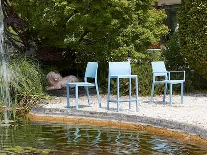 Sedia da giardino con o senza braccioli e sgabello Kate di Scab Design