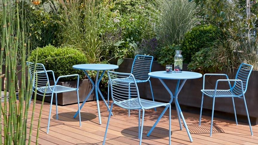 Tavolino in acciaio zincato e verniciato azzurro Leo di Scab Design