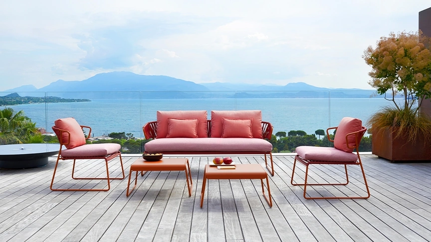 Arredo da esterno con struttura in metallo e PVC e sedute in tessuto imbottito Lisa Sofa Club di Scab Design