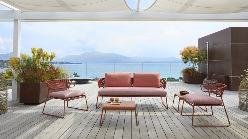 Arredo da esterno con struttura in metallo e PVC e sedute in tessuto imbottito Lisa Sofa Club di Scab Design