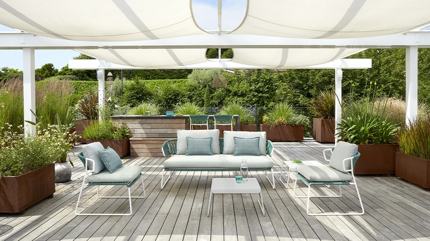 Arredo da esterno con struttura in metallo e corda nautica e sedute in tessuto imbottito Lisa Sofa Filò di Scab Design