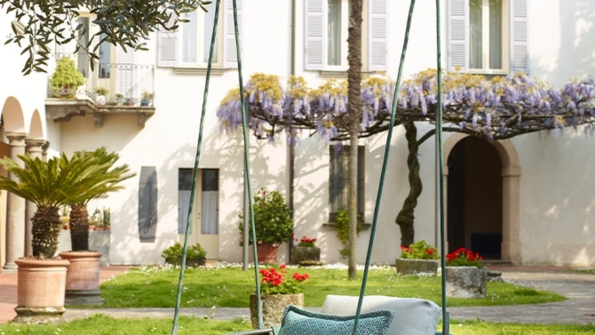 Sedia sospesa in corda nautica intrecciata e cuscini in tessuto imbottito Lisa Swing di Scab Design