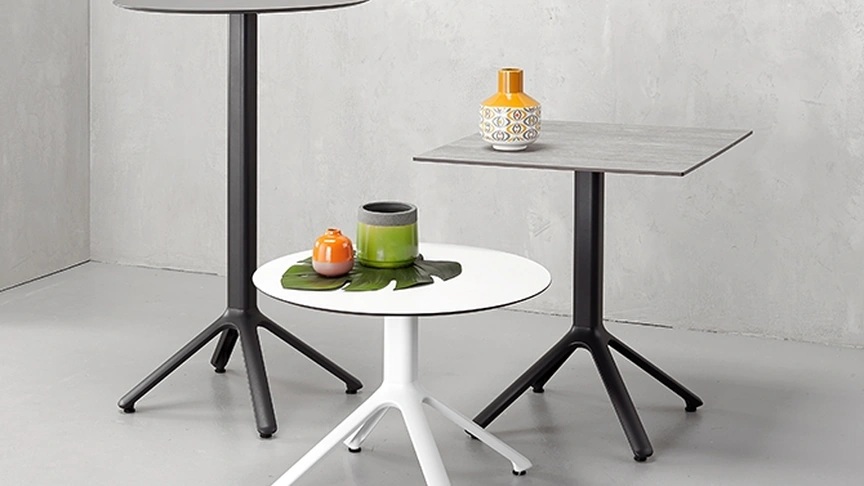 Tavolino ribaltabile con base a 4 piedi in alluminio Nemo di Scab Design