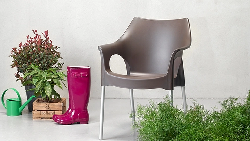 Sedia da giardino con gambe in alluminio e scocca in plastica Ola di Scab Design