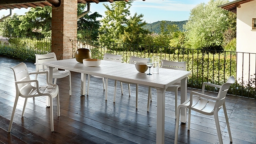 Tavolo da giardino in tecnopolimero a effetto doghe e gambe in alluminio verniciato Per3 di Scab Design