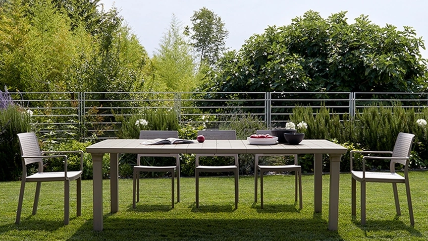 Tavolo da giardino in tecnopolimero a effetto doghe e gambe in alluminio verniciato Per3 di Scab Design