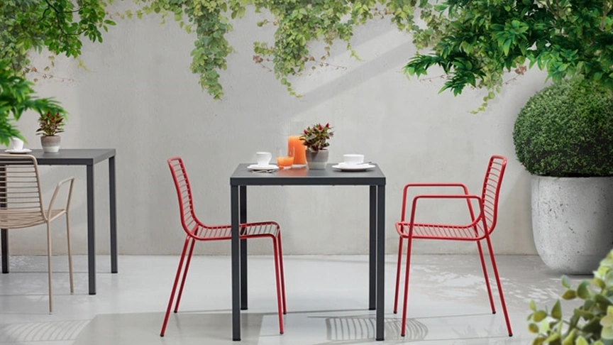 Tavolino e sedie da giardino con o senza braccioli in acciaio zincato e verniciato nero Summer di Scab Design