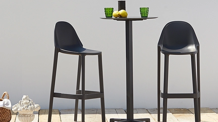 Sgabello impilabile con struttura in tecnopolimero riciclabile Più di Scab Design