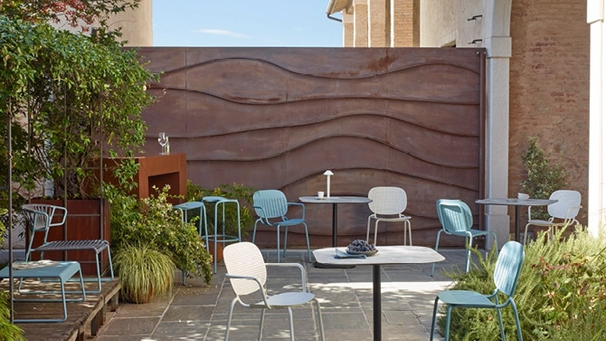 Sedia da esterno in lamiera zincata verniciata Si Si Barcode di Scab Design