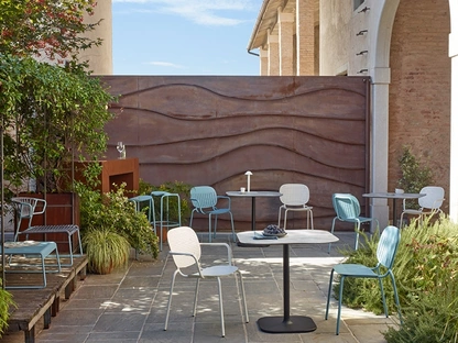 Sedia da esterno in lamiera zincata verniciata Si Si Barcode di Scab Design