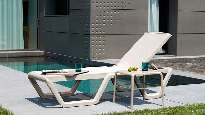 Tavolino da giardino dalle forme arrotondate Side Table Vela di Scab Design