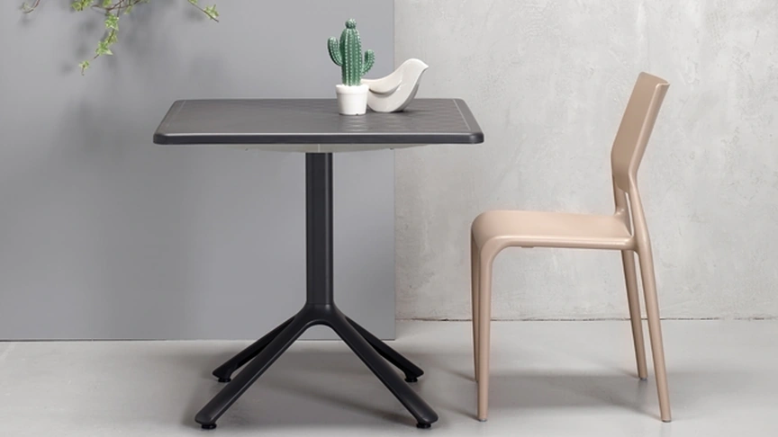 Sedia da giardino impilabile in plastica dal design essenziale e contemporaneo Sirio di Scab Design