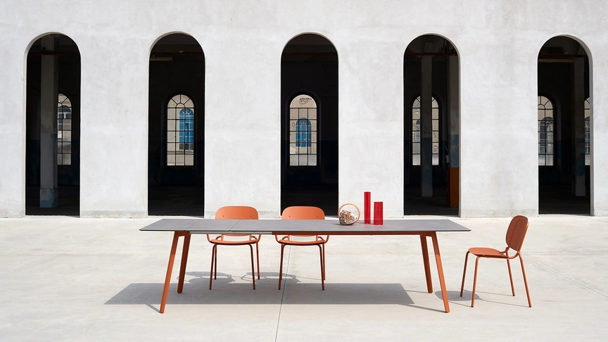 Tavolo allungabile in HPL effetto spatolato Squid di Scab Design