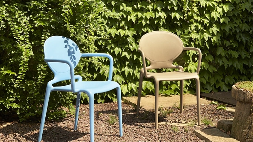 Sedia comoda e impilabile con braccioli per esterno Giò di Scab Design