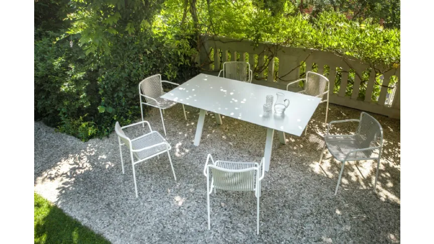 Sedia con braccioli in metallo con seduta e schienale intrecciati in PVC Tribeca di Pedrali