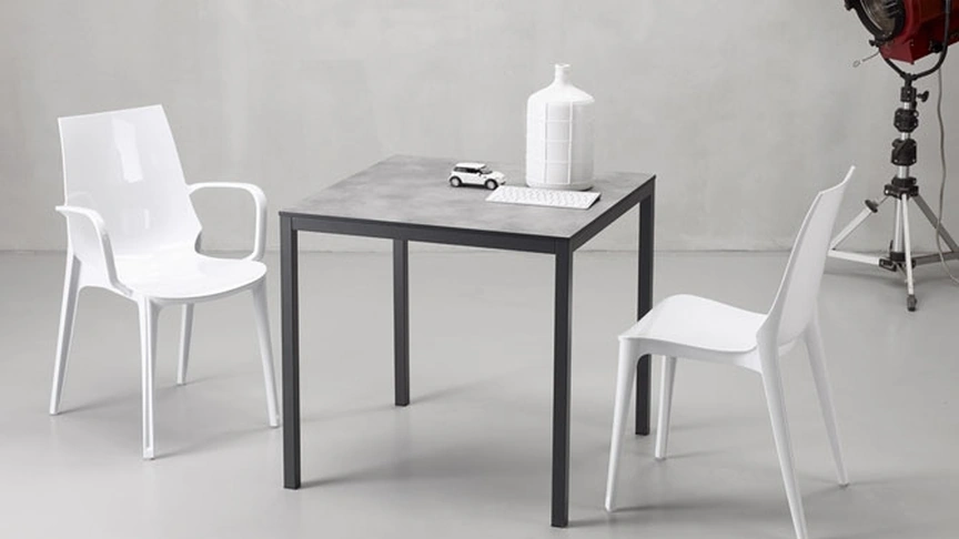 Sedia per esterno con o senza braccioli caratterizzata da un design fresco e contemporaneo di Scab Design