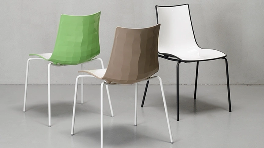 Sedia da esterno con scocca bicolore, interna lucida ed esterna con superficie lucida sfaccettata Zebra di Scab Design